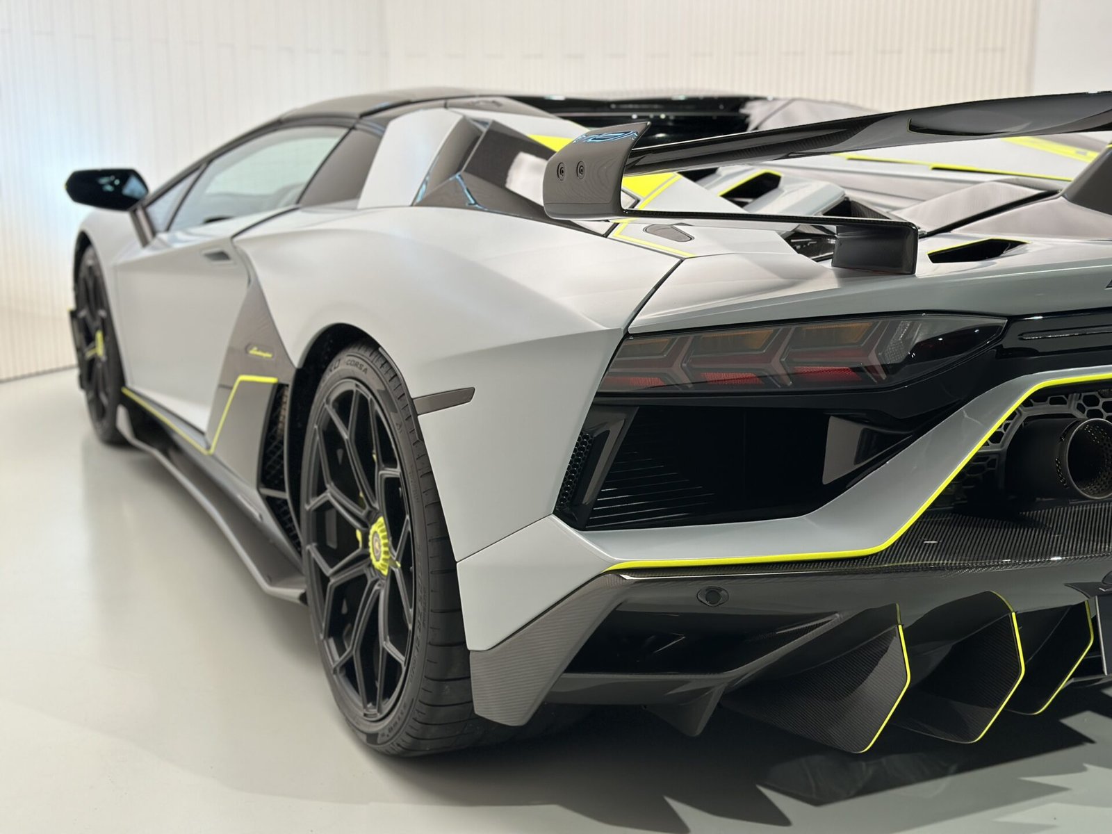 Lamborghini Aventator SVJ Roadster