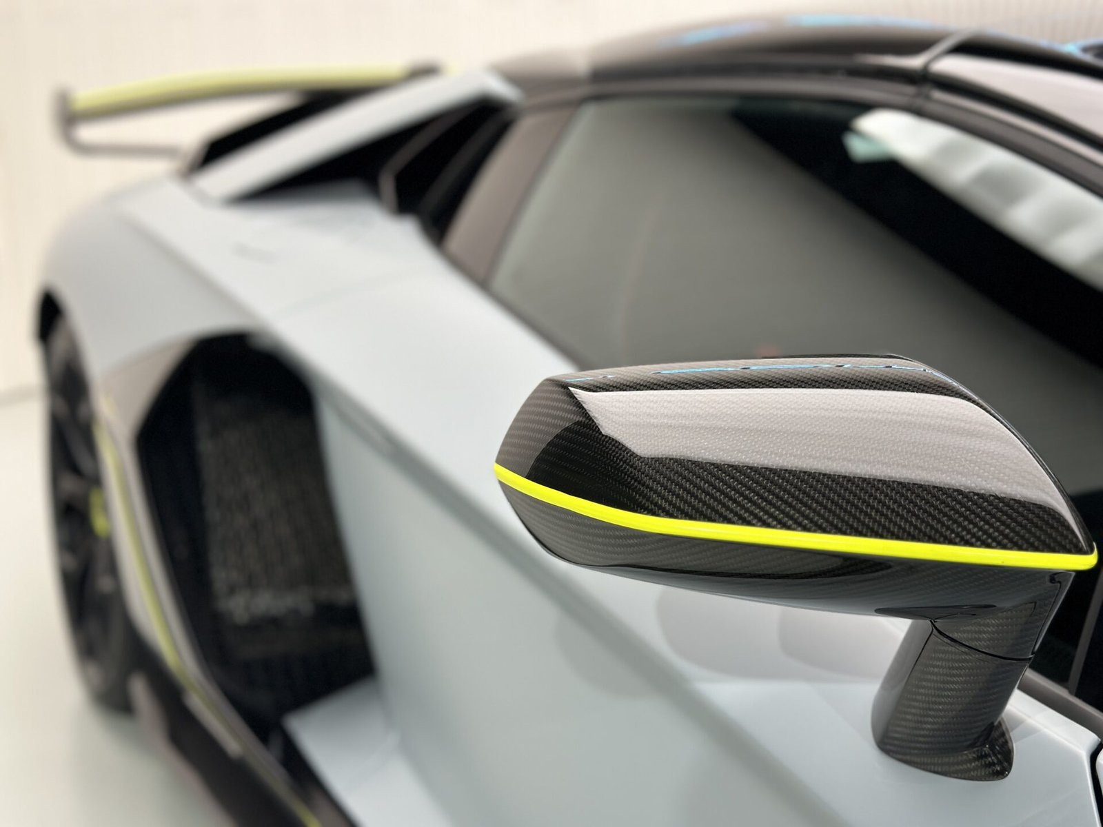 Lamborghini Aventator SVJ Roadster