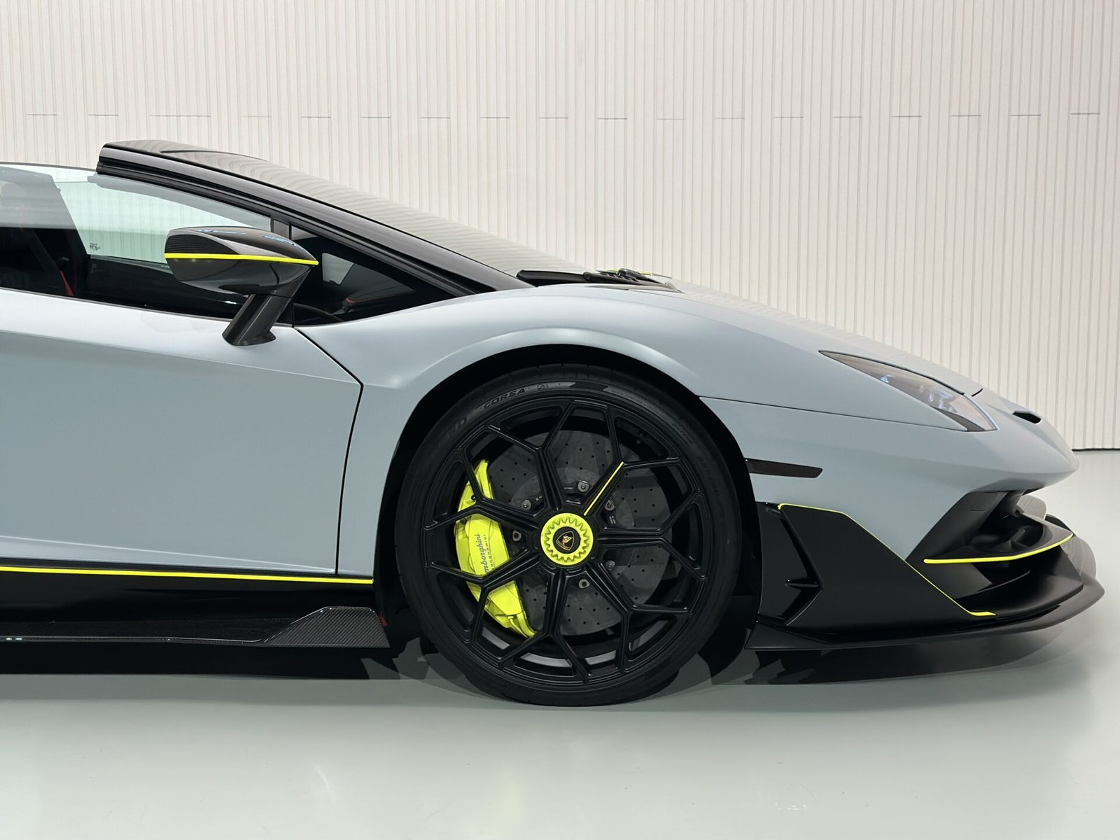 Lamborghini Aventator SVJ Roadster