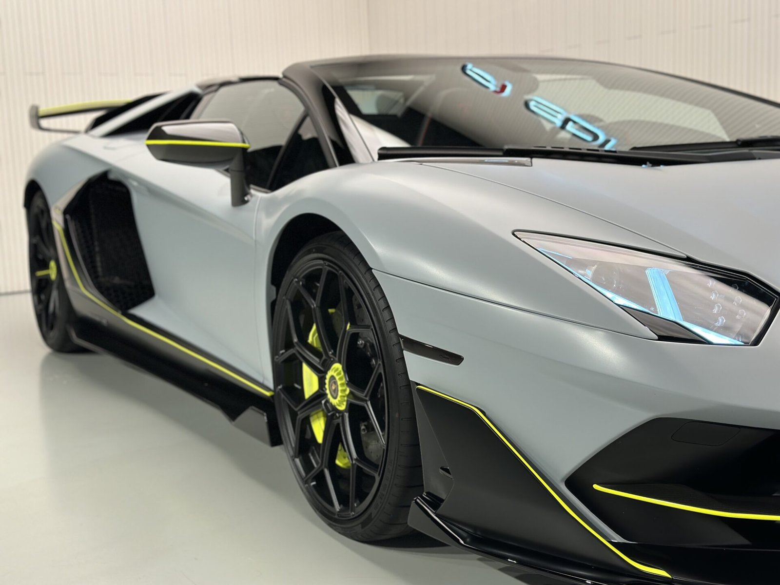 Lamborghini Aventator SVJ Roadster