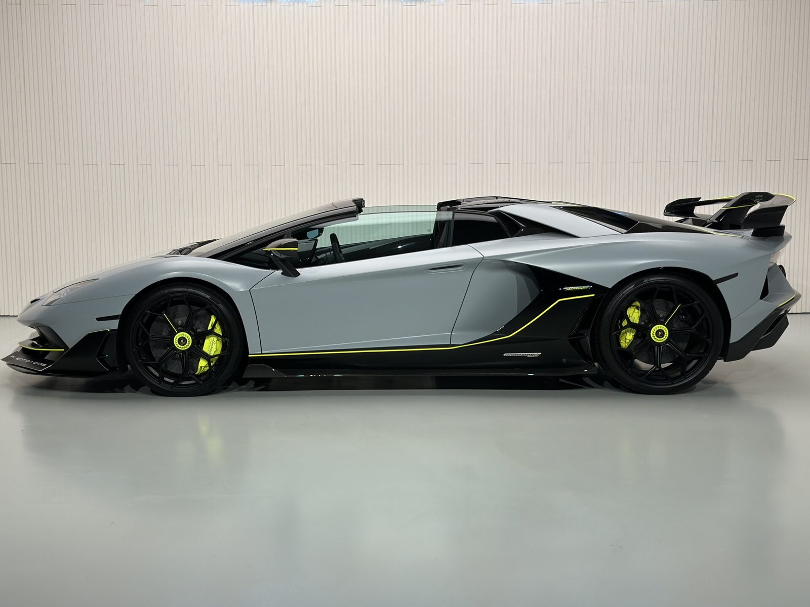 Lamborghini Aventator SVJ Roadster