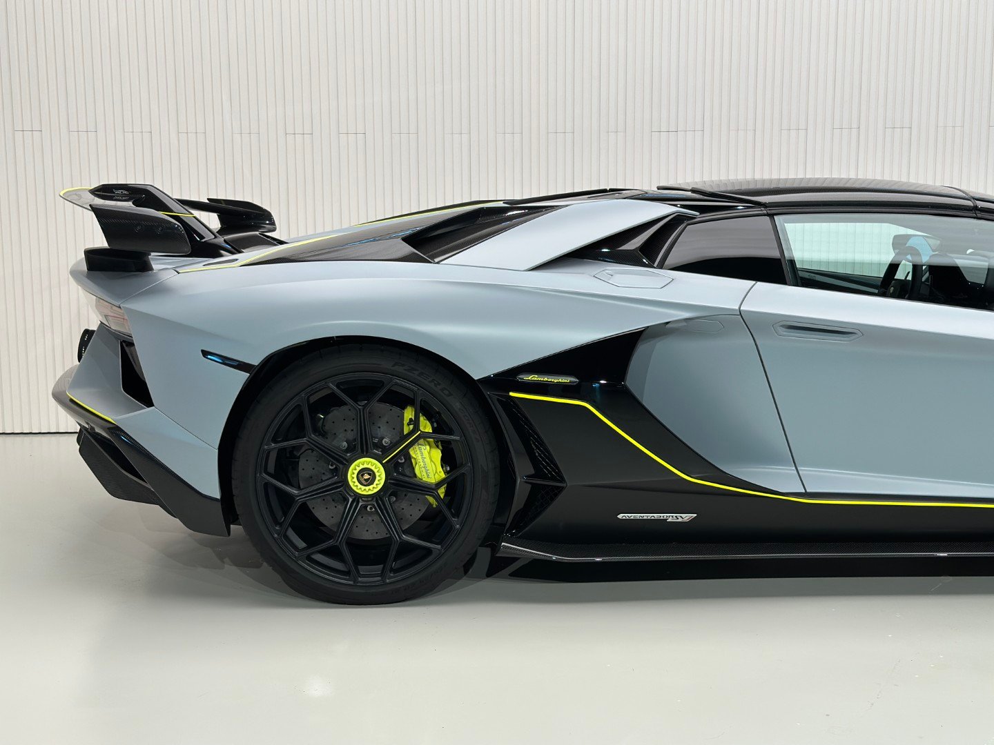 Lamborghini Aventator SVJ Roadster