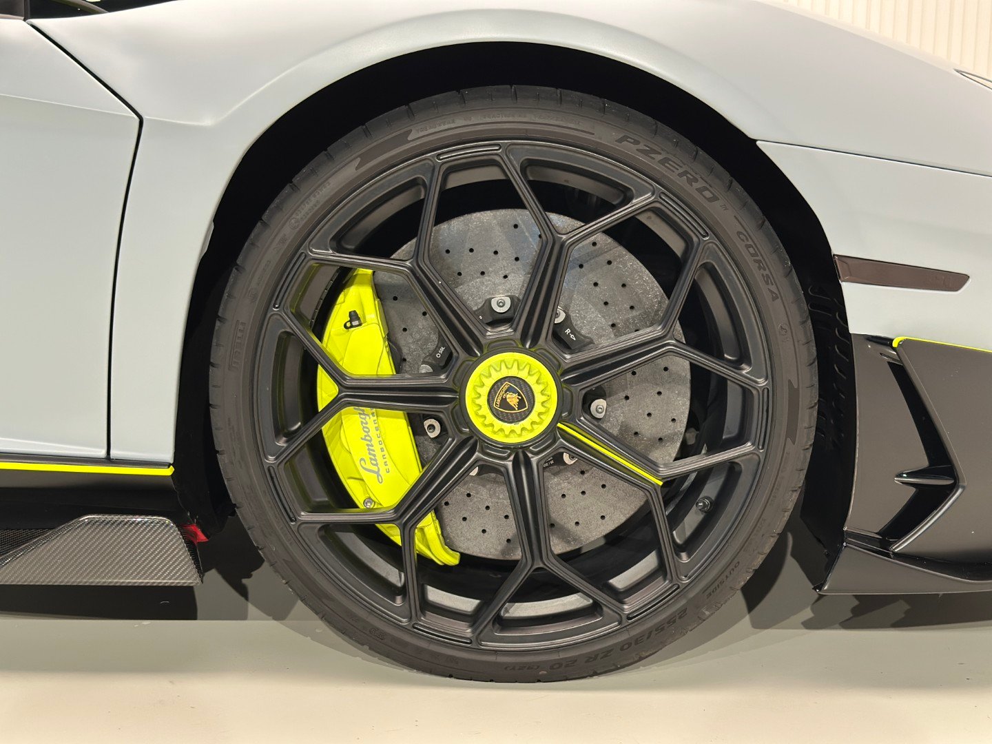 Lamborghini Aventator SVJ Roadster