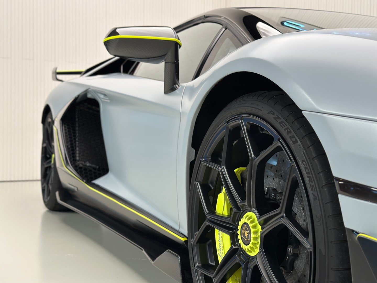 Lamborghini Aventator SVJ Roadster
