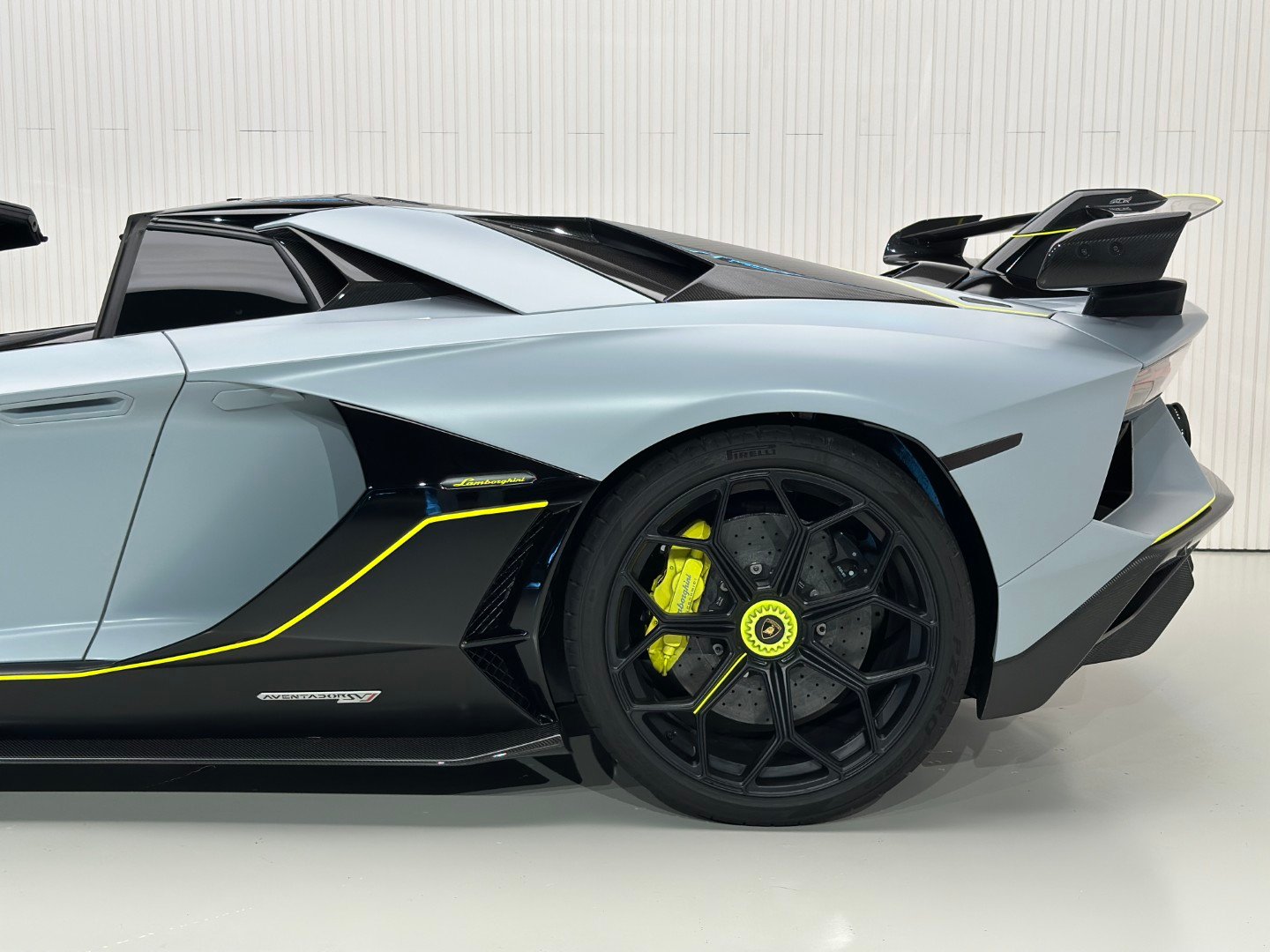 Lamborghini Aventator SVJ Roadster