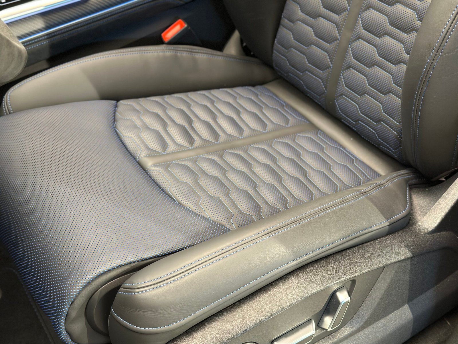 Audi RSQ8 Performance