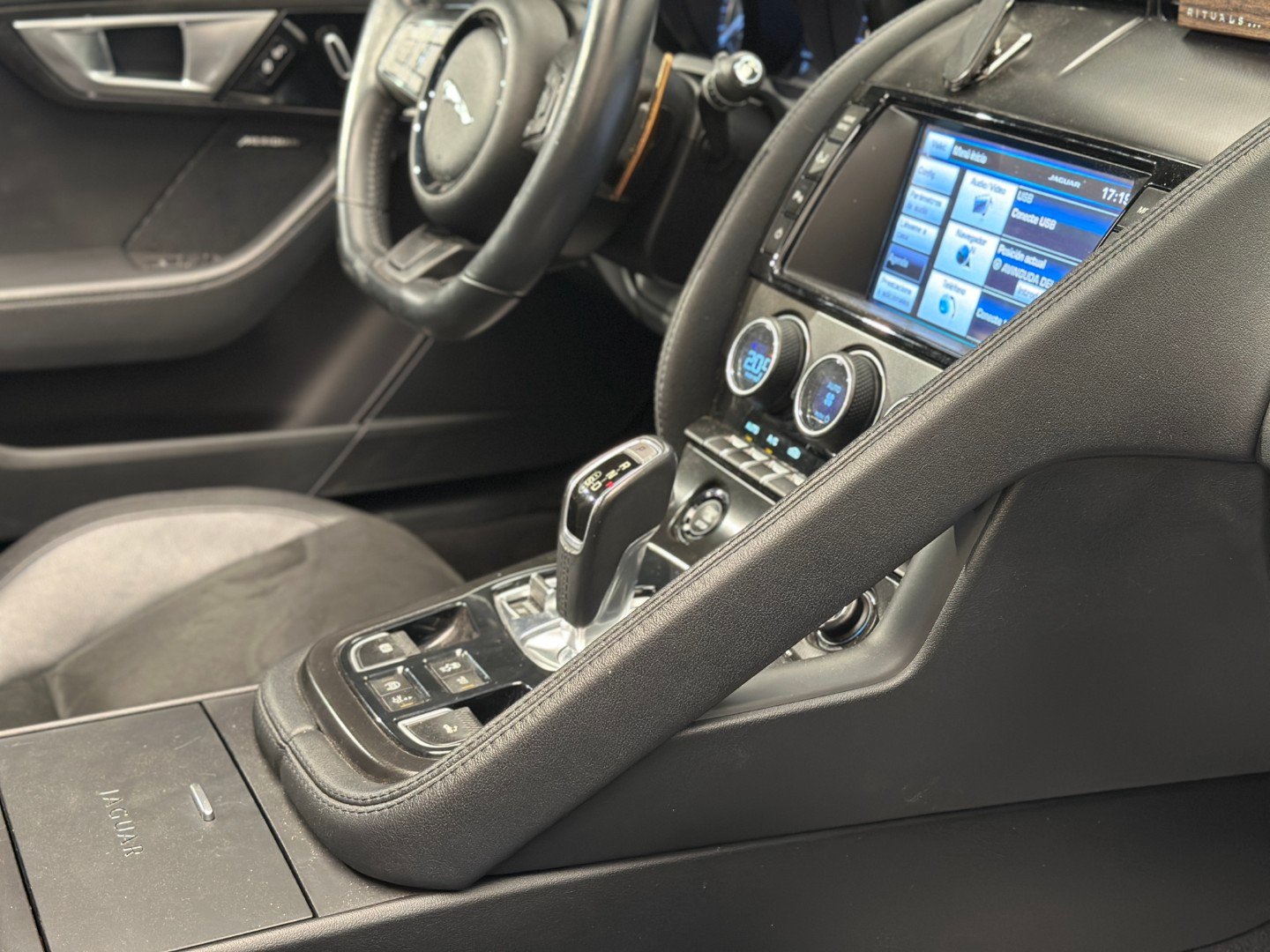 Jaguar F-Type British Design Edition